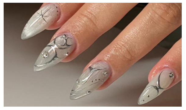 uñas plateadas